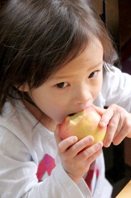 girl loves apples